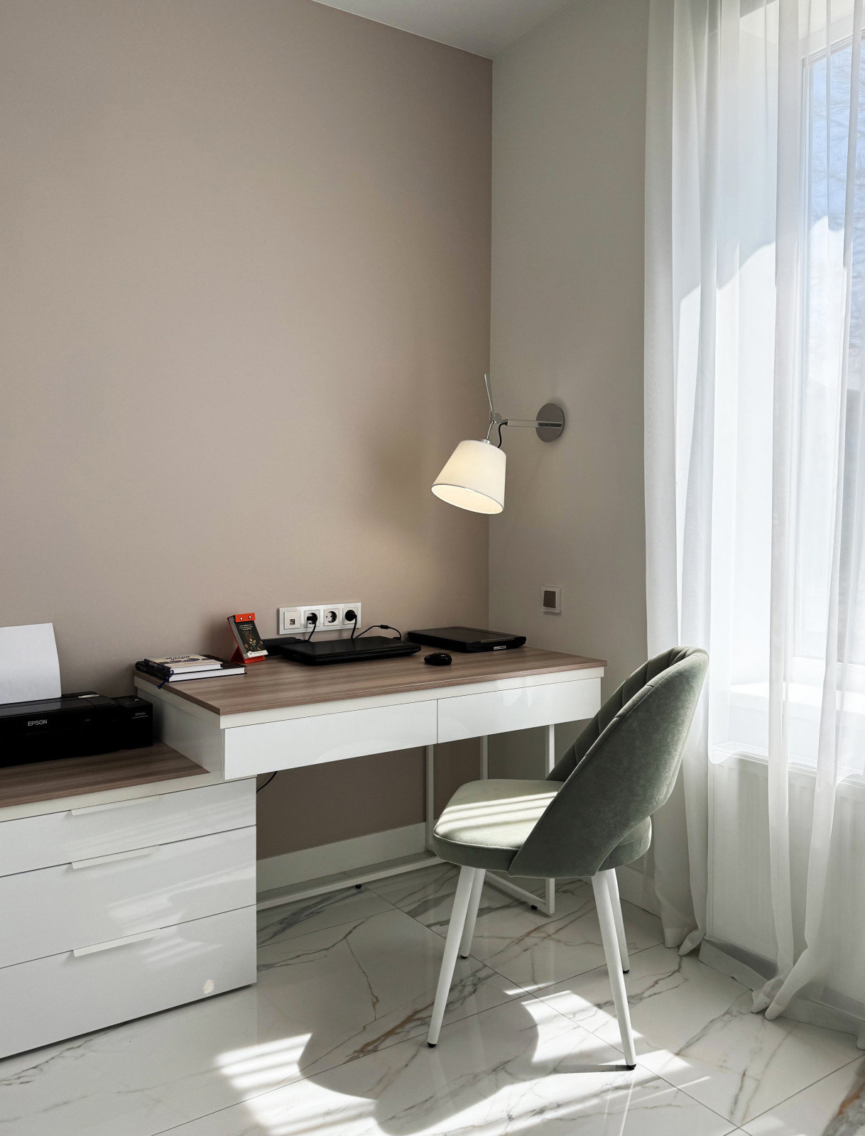 Рабочий стол в кабинете