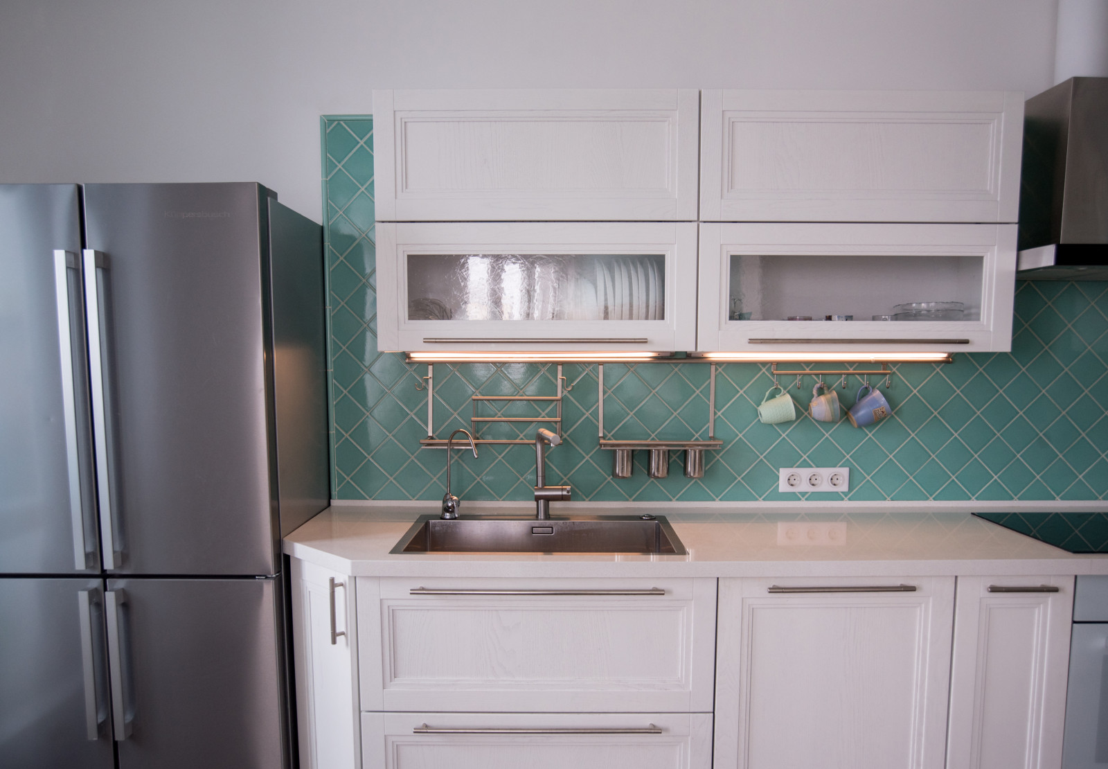 Перепланировка квартиры с радиальной фасадной стеной, авторская мозаика.