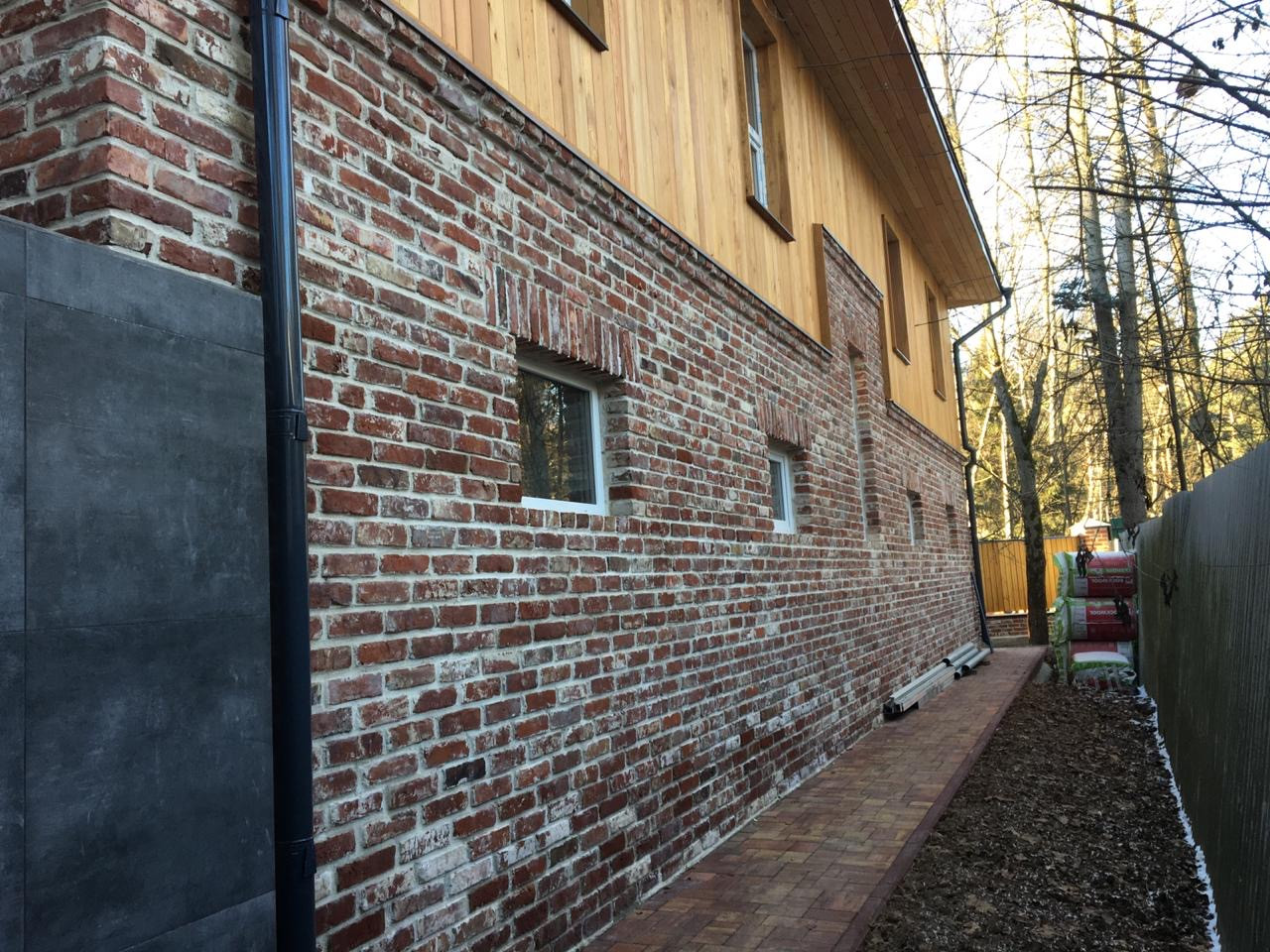 Фасад дома из дореволюционного кирпича