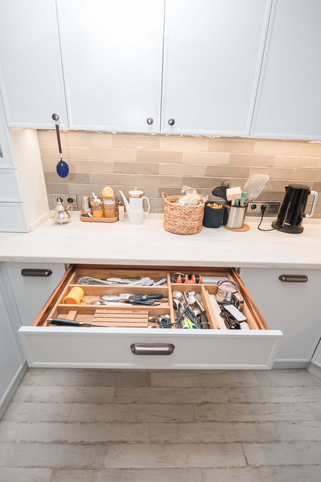 Светлая кухня с деревянными элементами