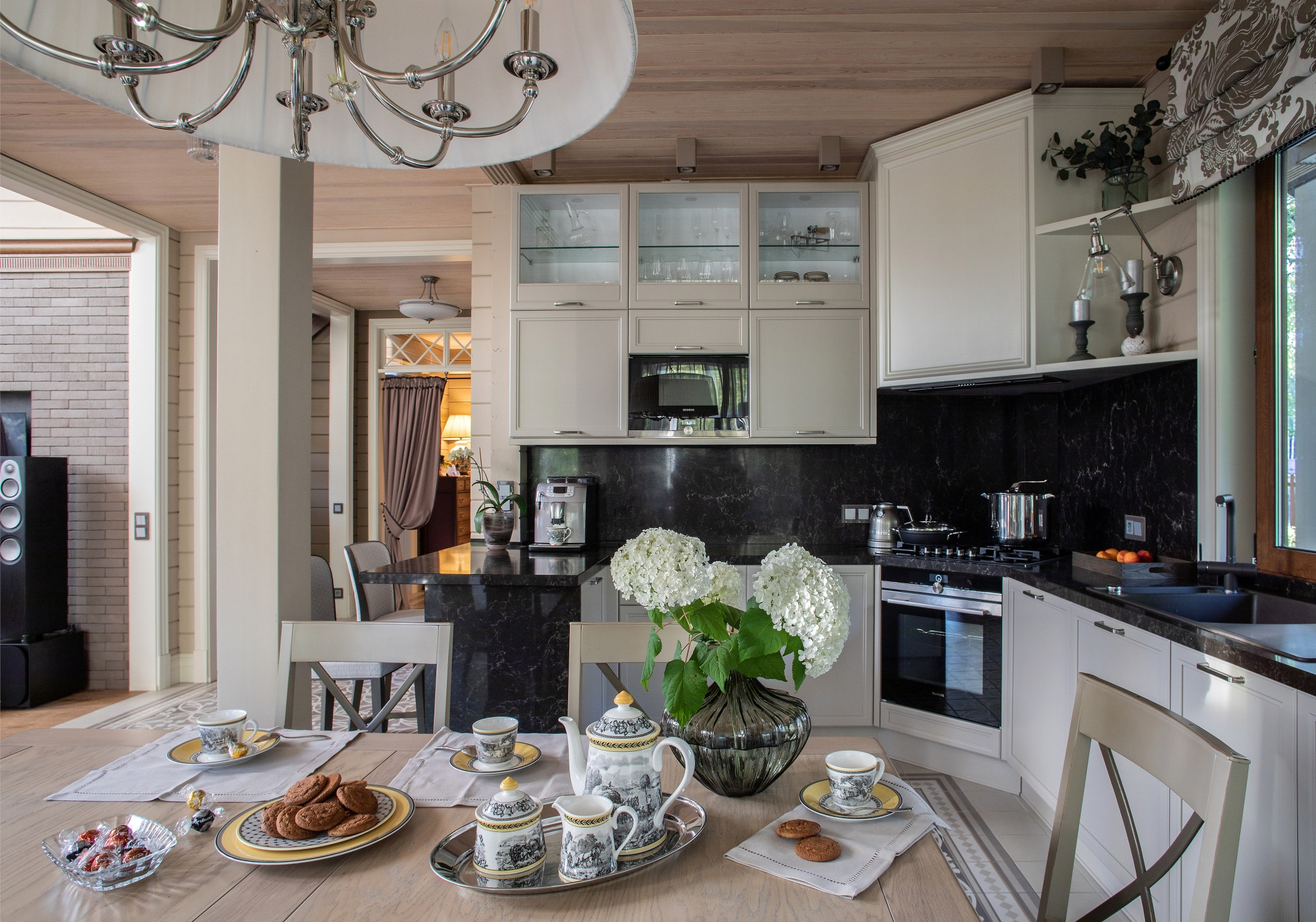 Houzz тур: Загородный дом с березовой рощей и камином