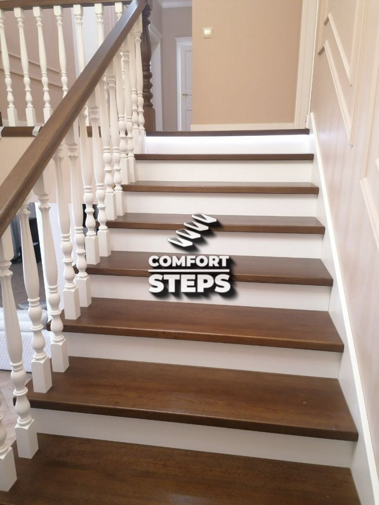 Лестница в шпоне дуба с радиусными поручнями и подсветкой