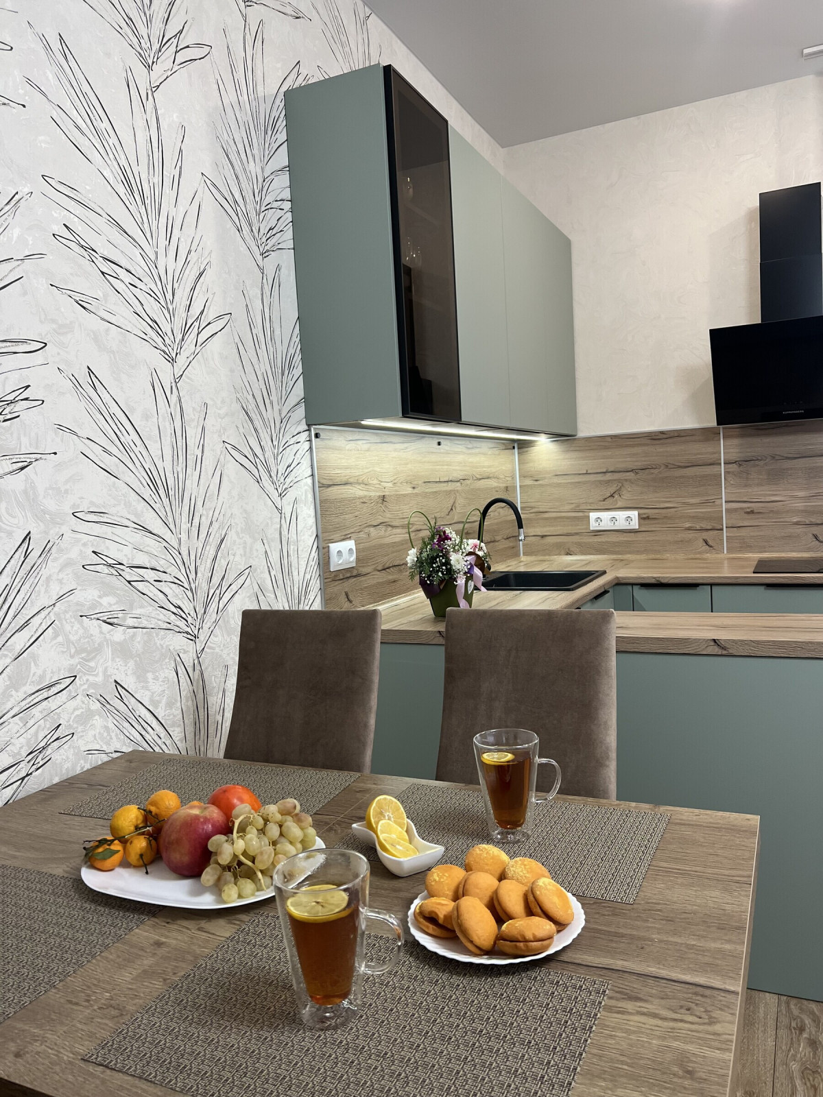 Современная кухня на заказ в нежно-зеленом оттенке