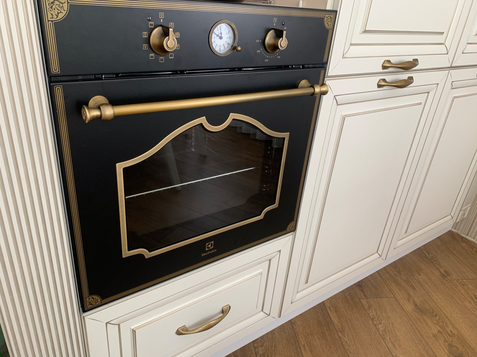 Духовой шкаф для кухни в стиле неоклассики.