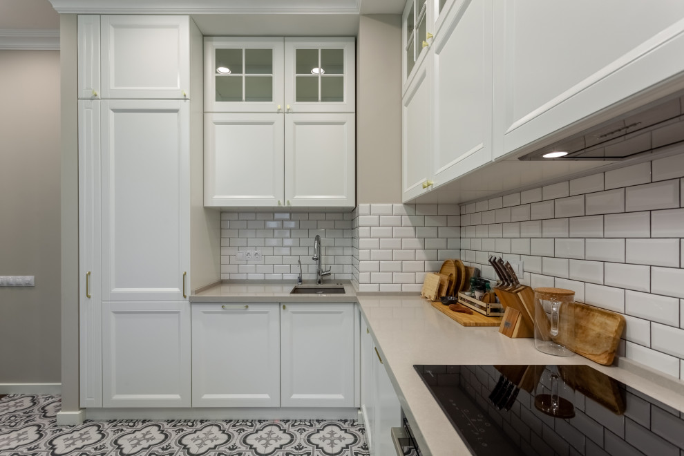 Угловая кухня в стиле Сканди с фигурной рамкой на фасадах