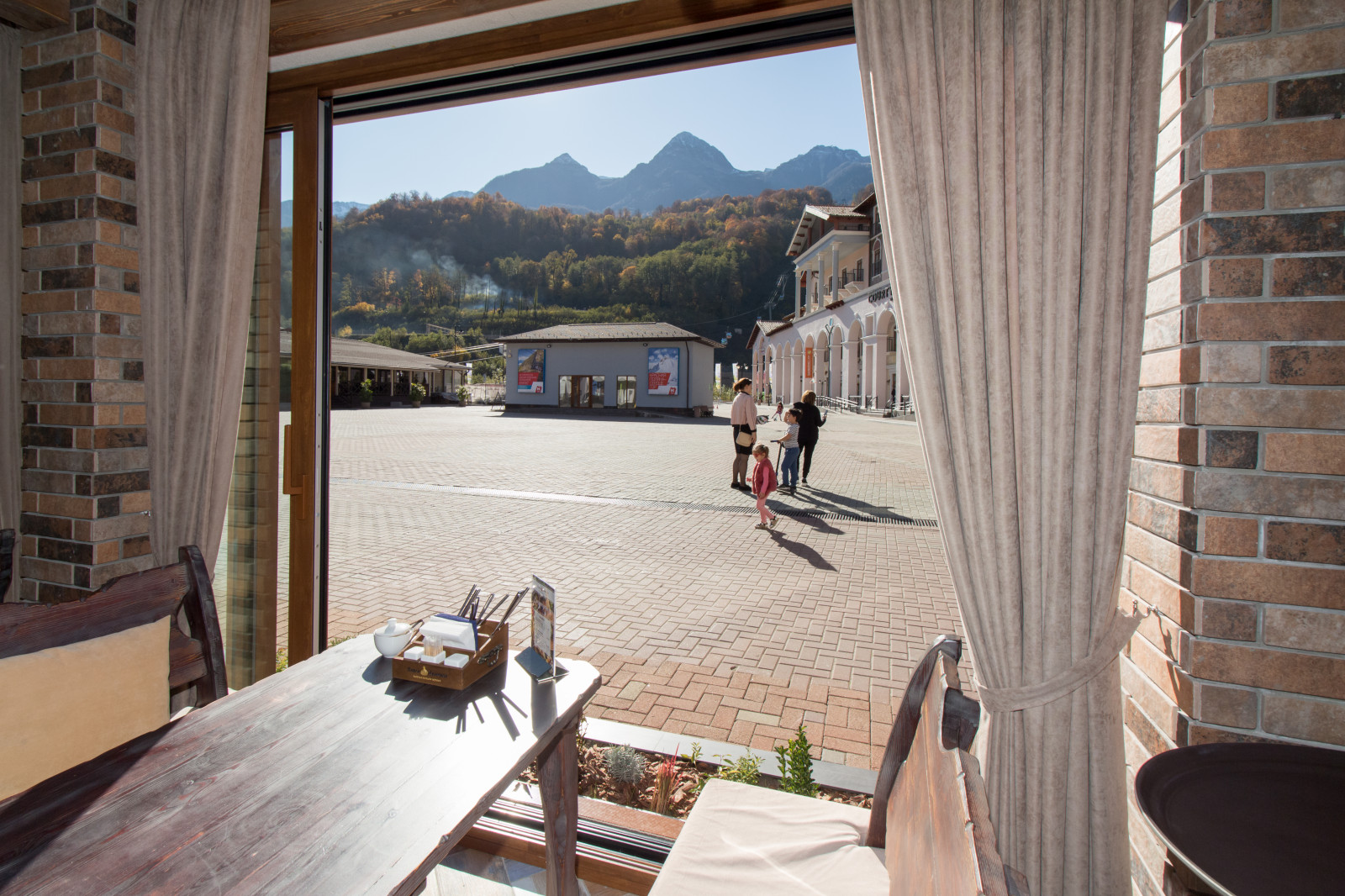 Остекление ресторана Красная поляна г. Сочи