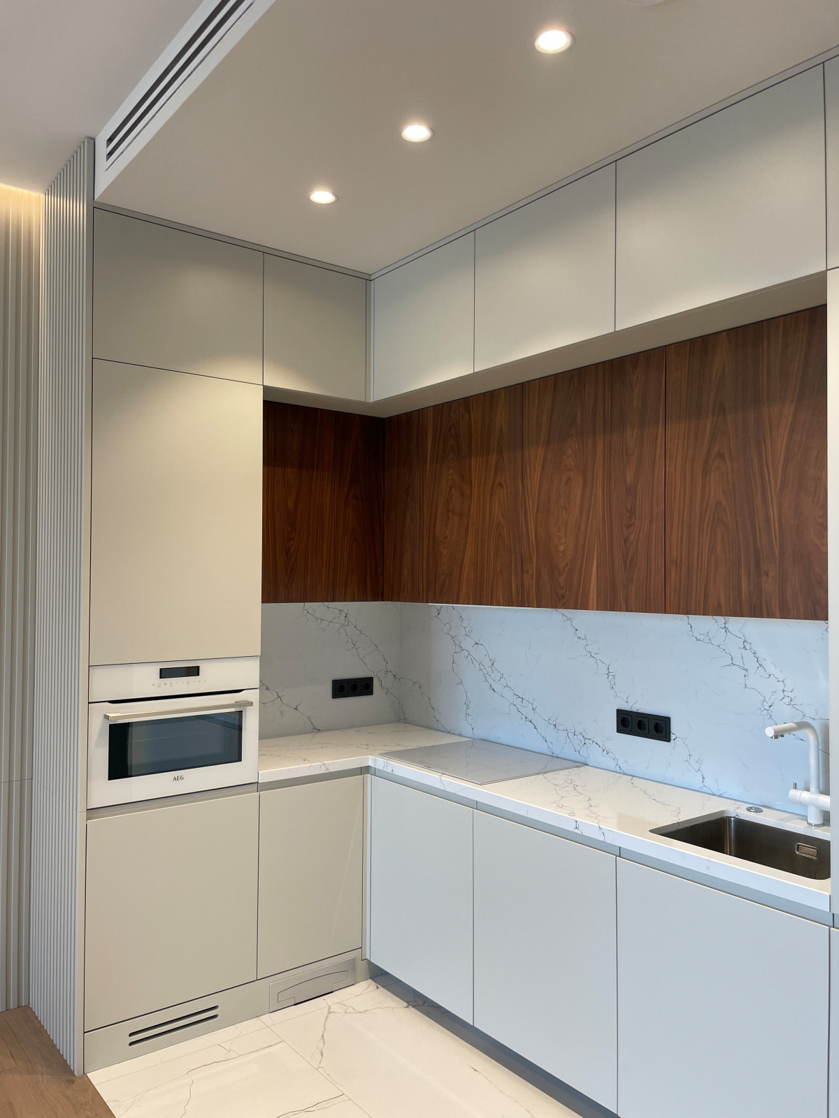 Кухня с фасадами МДФ и шпоном американского ореха