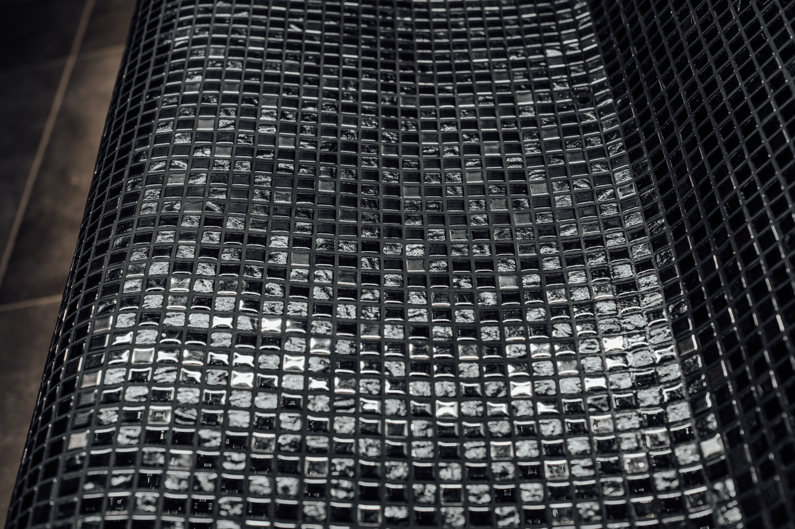 Лежак из черной стеклянной мозаики.