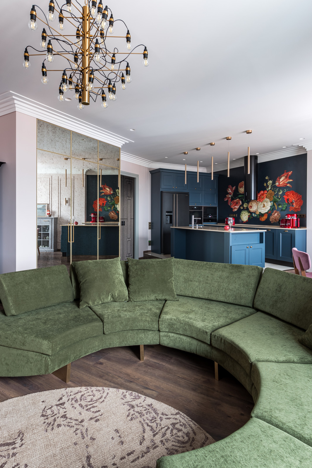 Диван. Зеркальный шкаф.