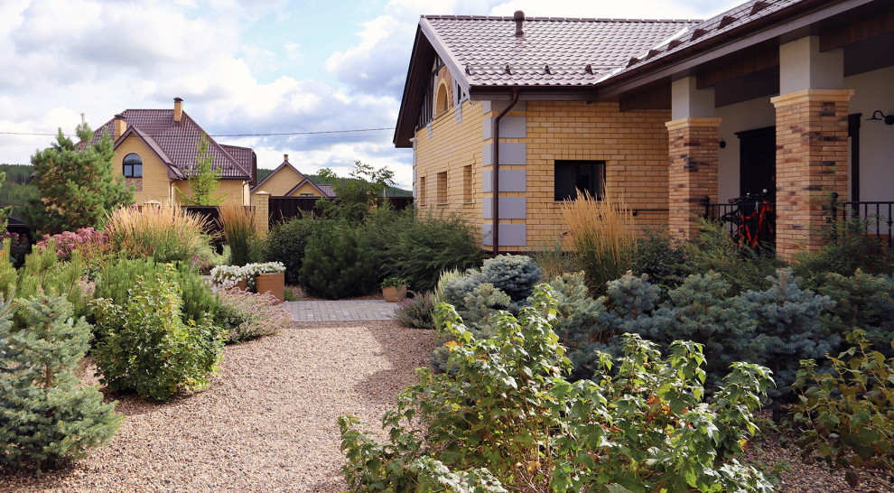 Элимус песчаный в плетеных корзинах и другие сизоватые и серебристые растения