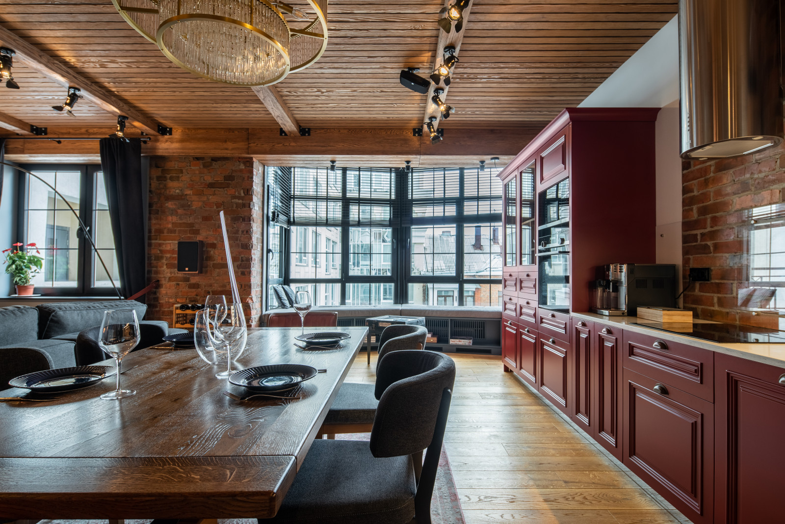 Проект недели: Кухня с «барной» атмосферой и кинотеатром