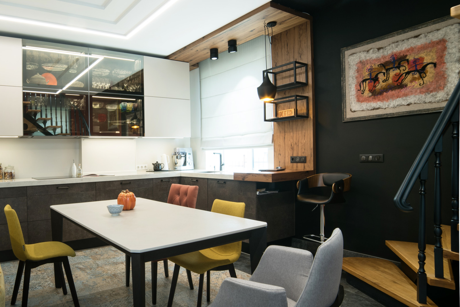 Яркая гостиная для ярких заказчиков