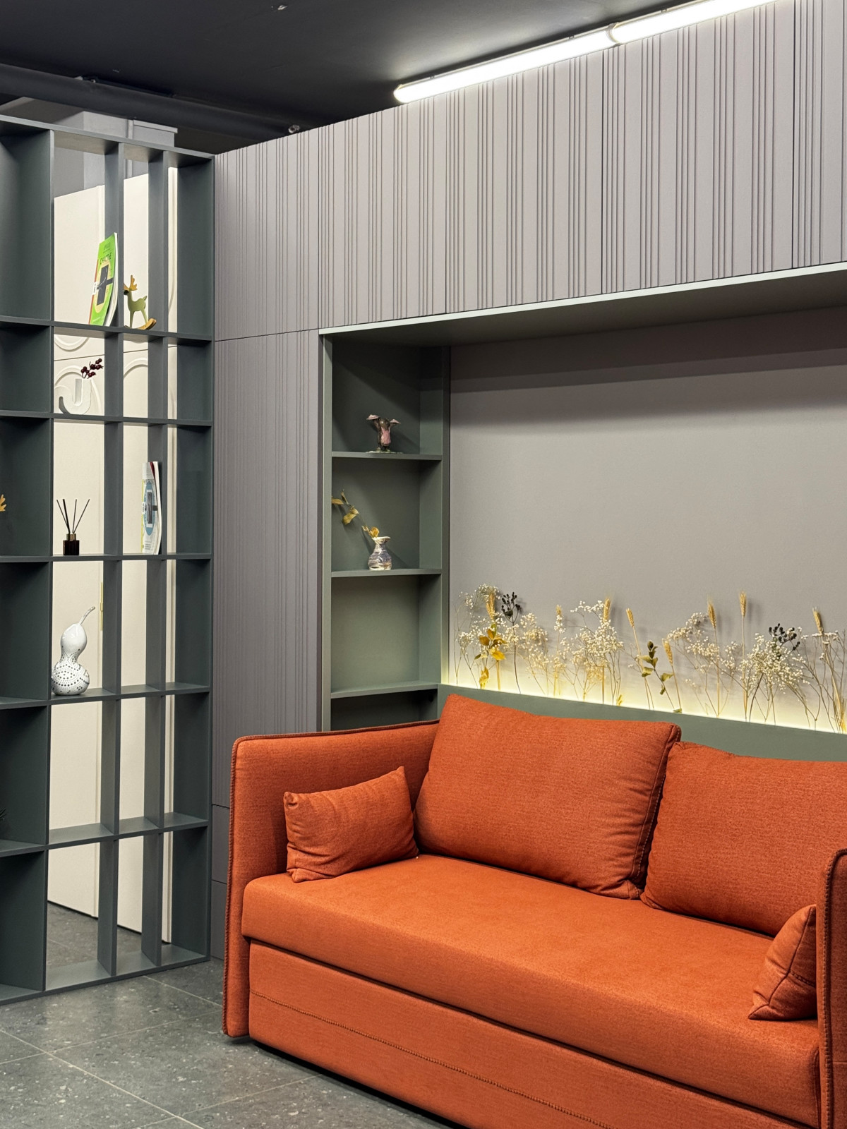 П-образный шкаф в шоуруме