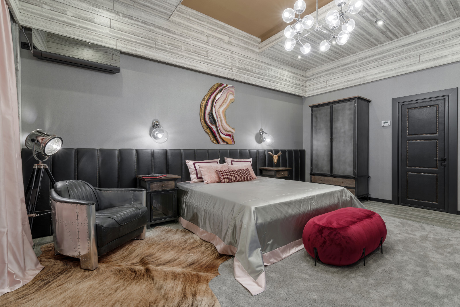 Спальня брутального гостевого дома