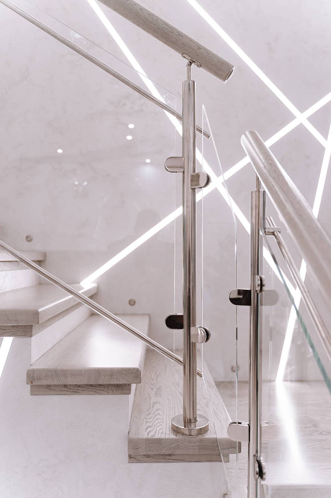 Проект 9 - Лестница в стиле Hi-Tech с подсветкой ступеней