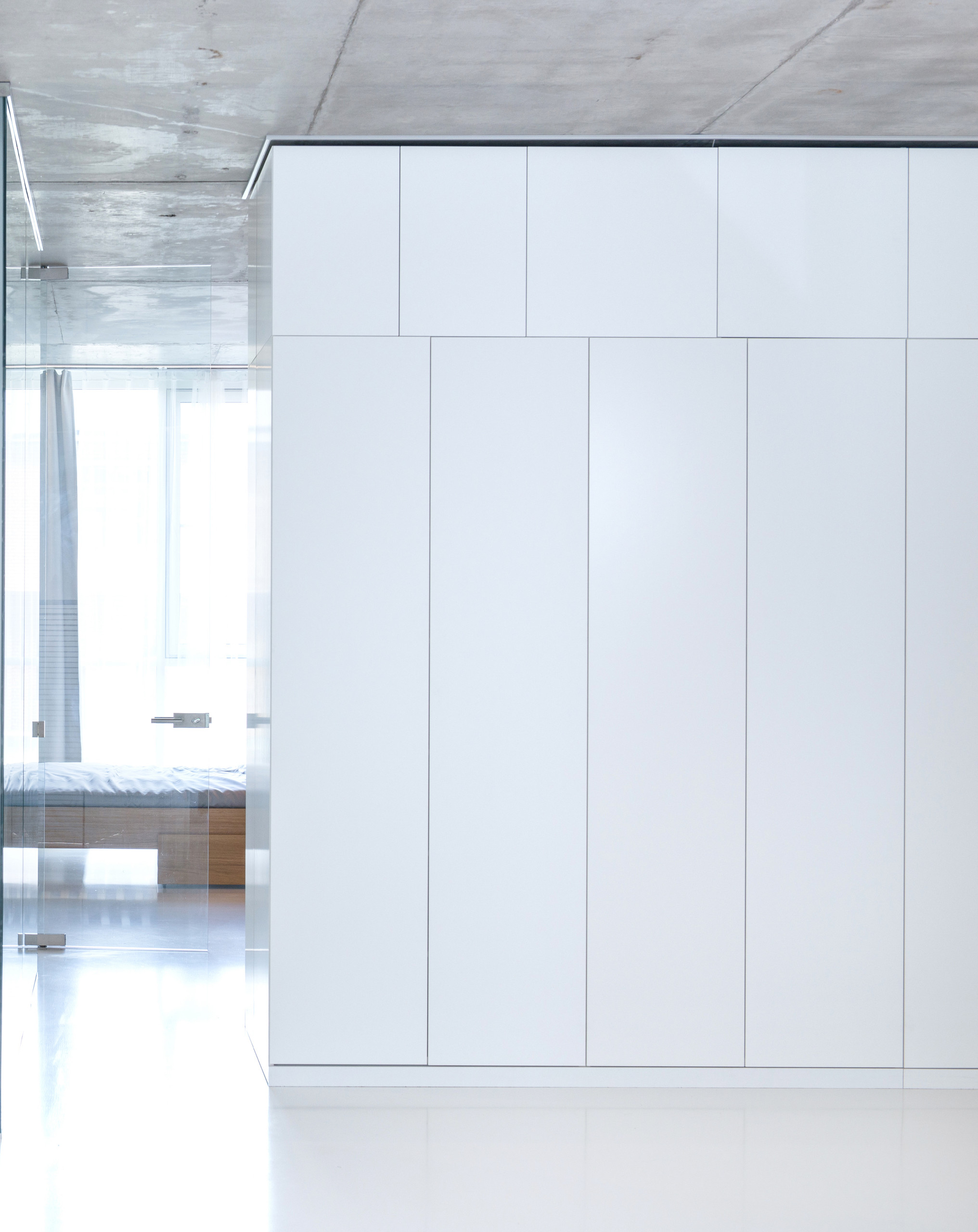 В гостях: Квартира архитекторов в бетоне и с «умным» светом