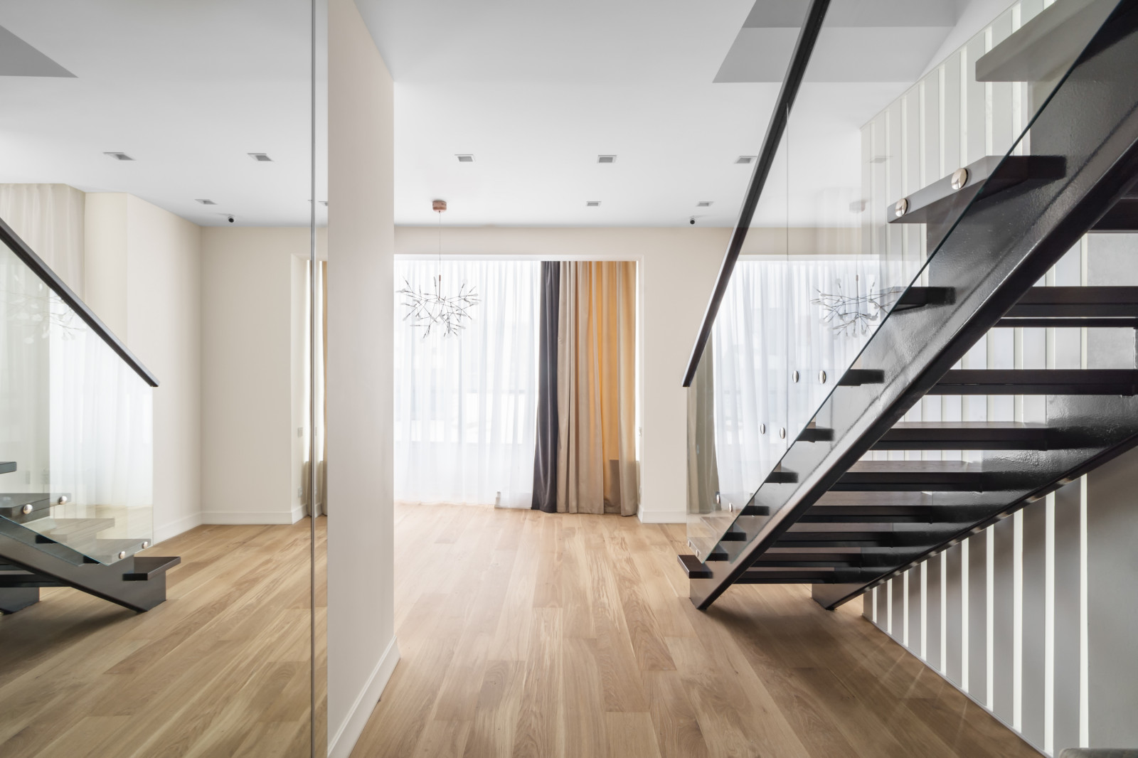 Просторная двухуровневая квартира в современном стиле