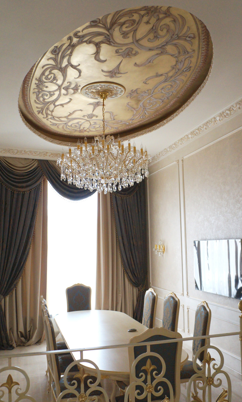 Роспись потолков в гостинной загородного дома