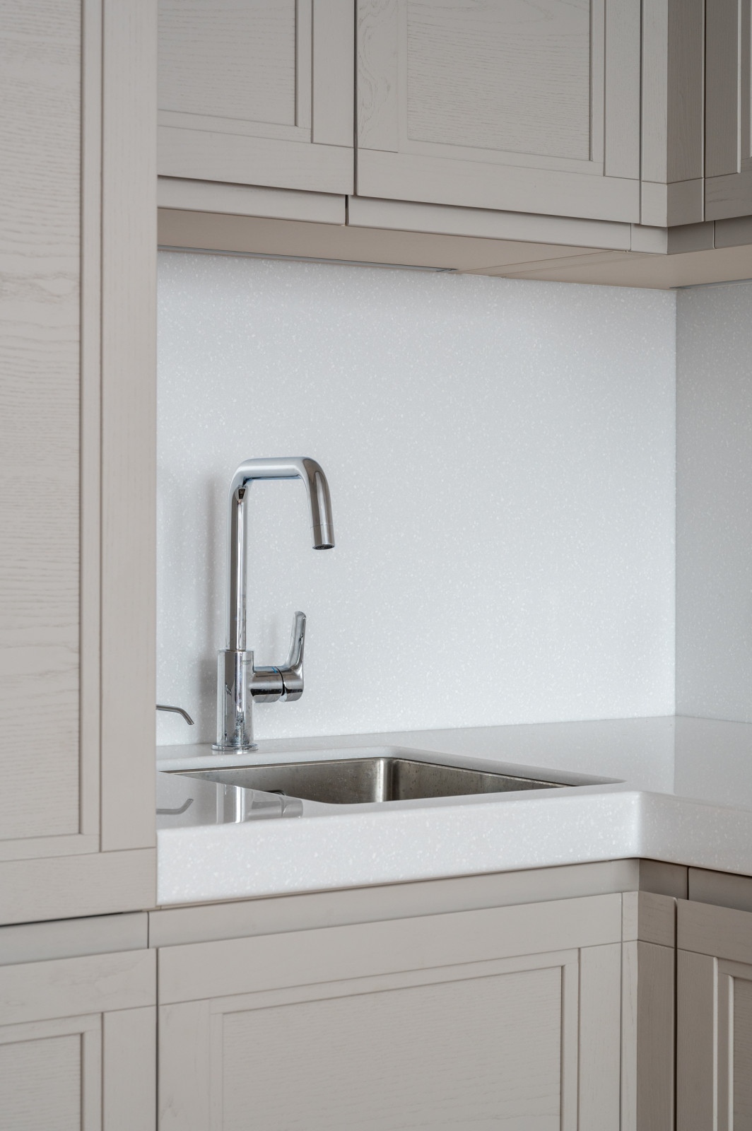 Кухня из массива с интегрированной ручкой