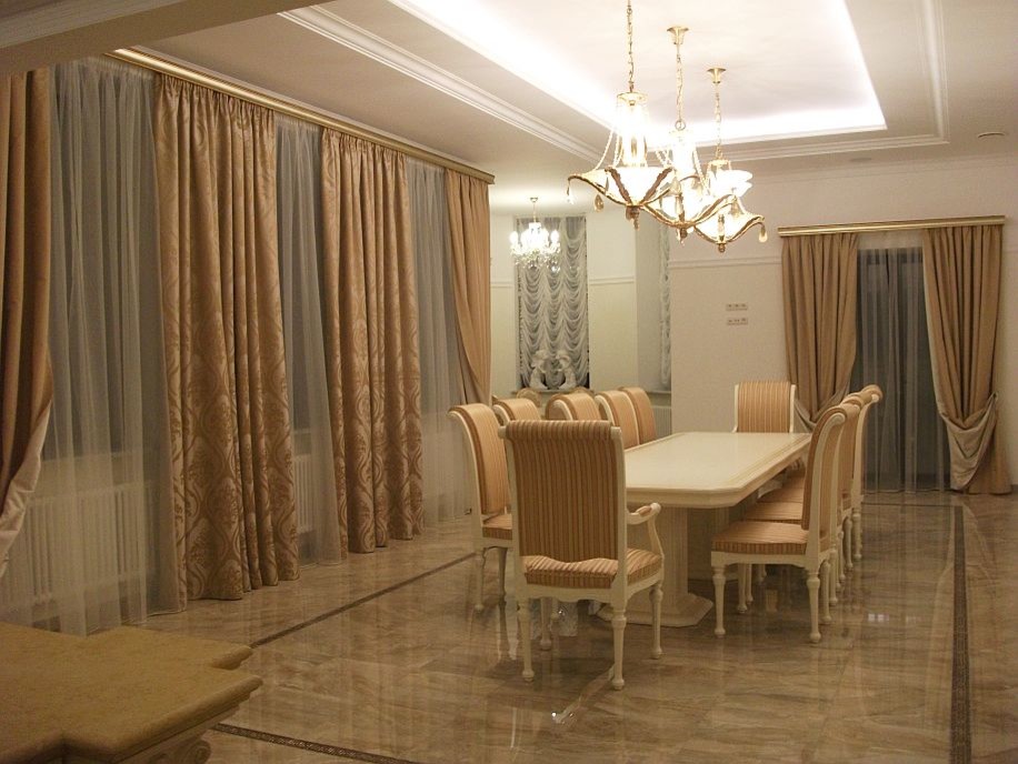 Обложка проекта: Шторы и текстильный дизайн для столовой в элитном загородном доме.