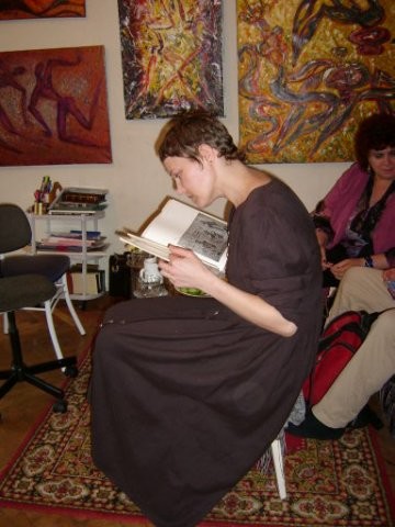 На фоне картин Лики Волчек