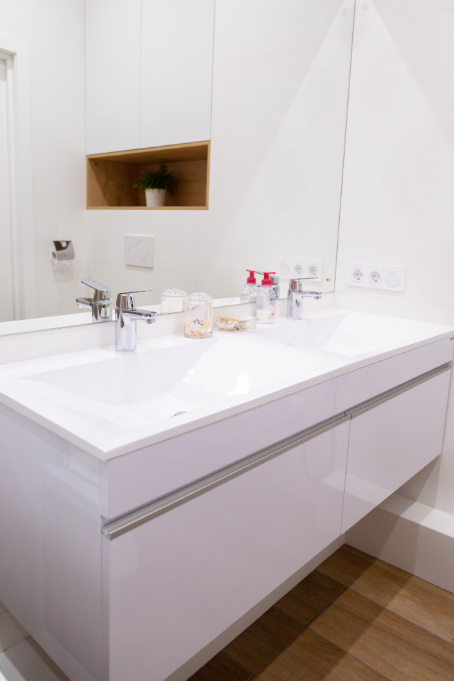 Белая мебель и белая плитка в ванной