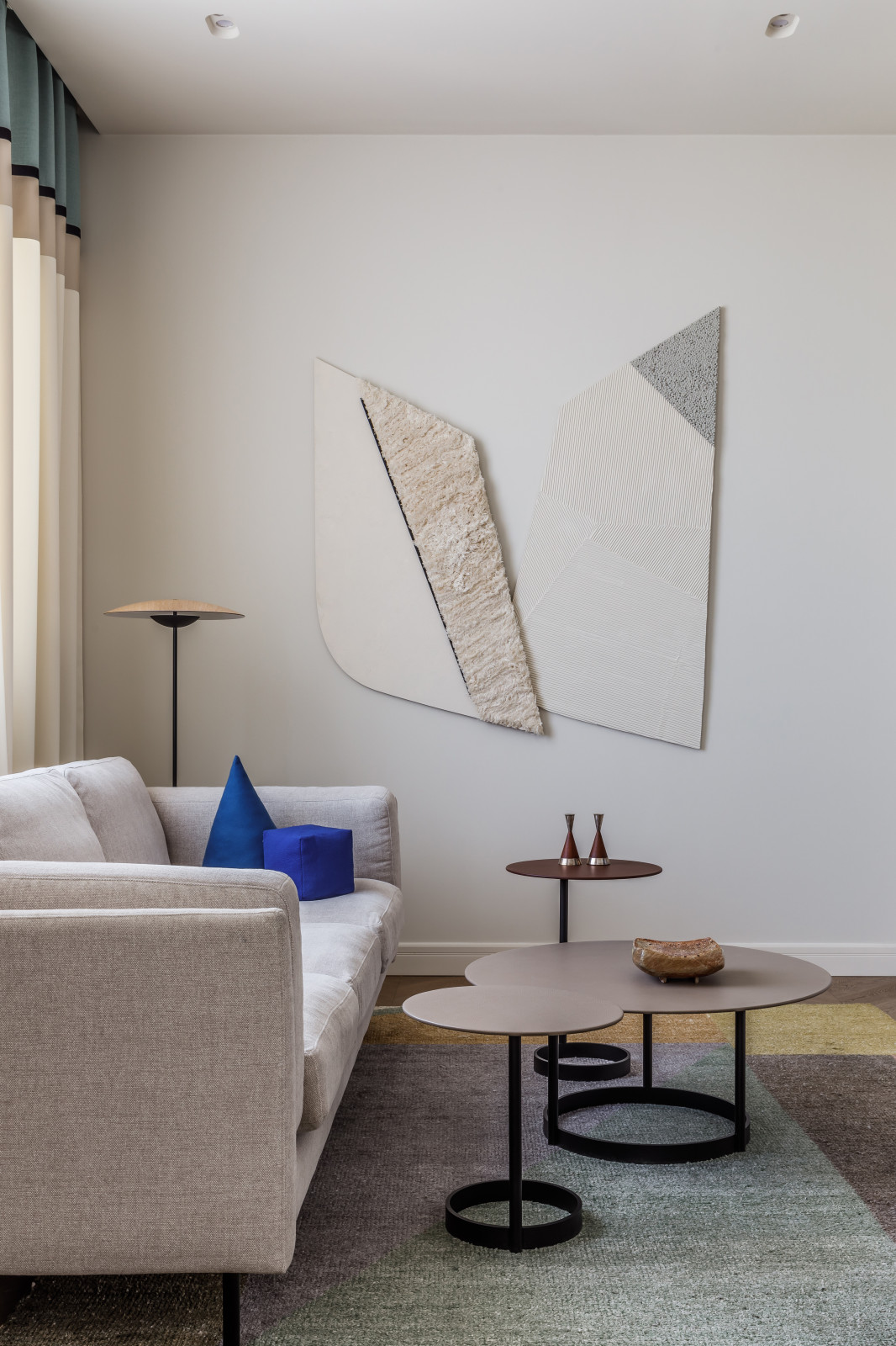 Дом с синими человечками