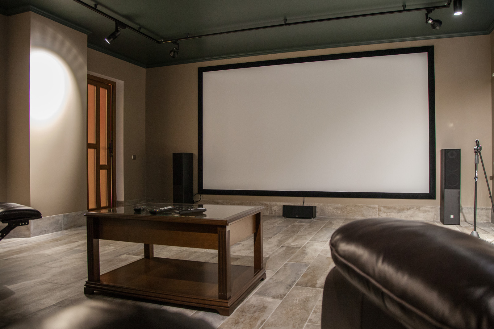 КП Соловьи ( кинозал с караоке)