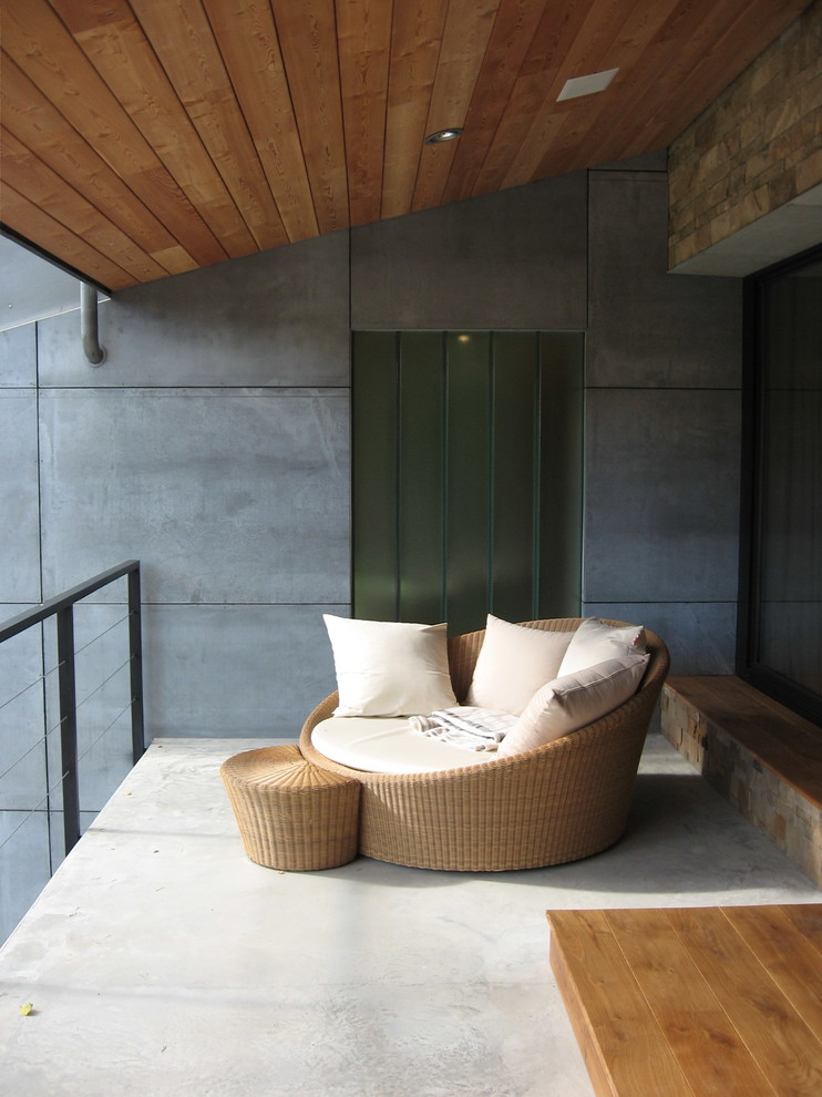 Дом в соснах у пруда