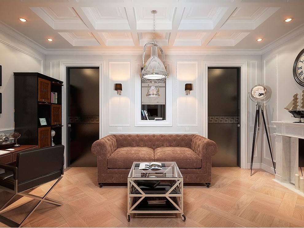 У Ростральных колонн