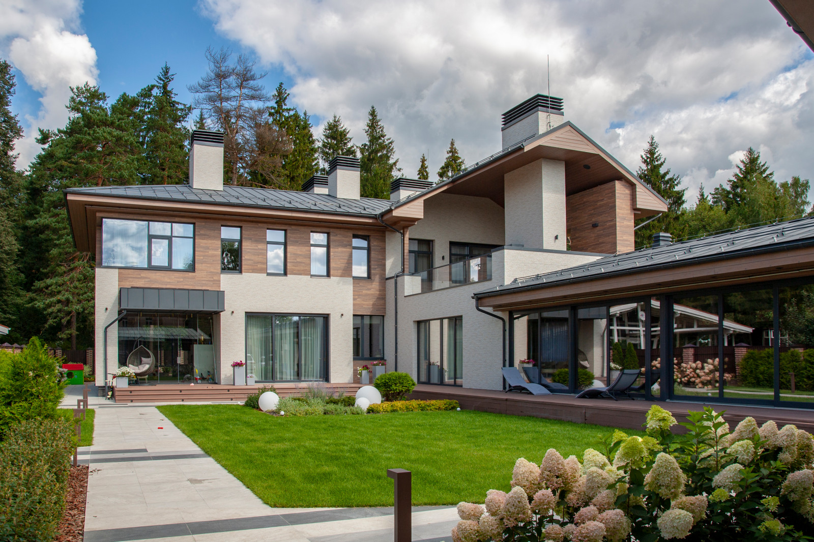 Дом с бассейном и верандой с камином