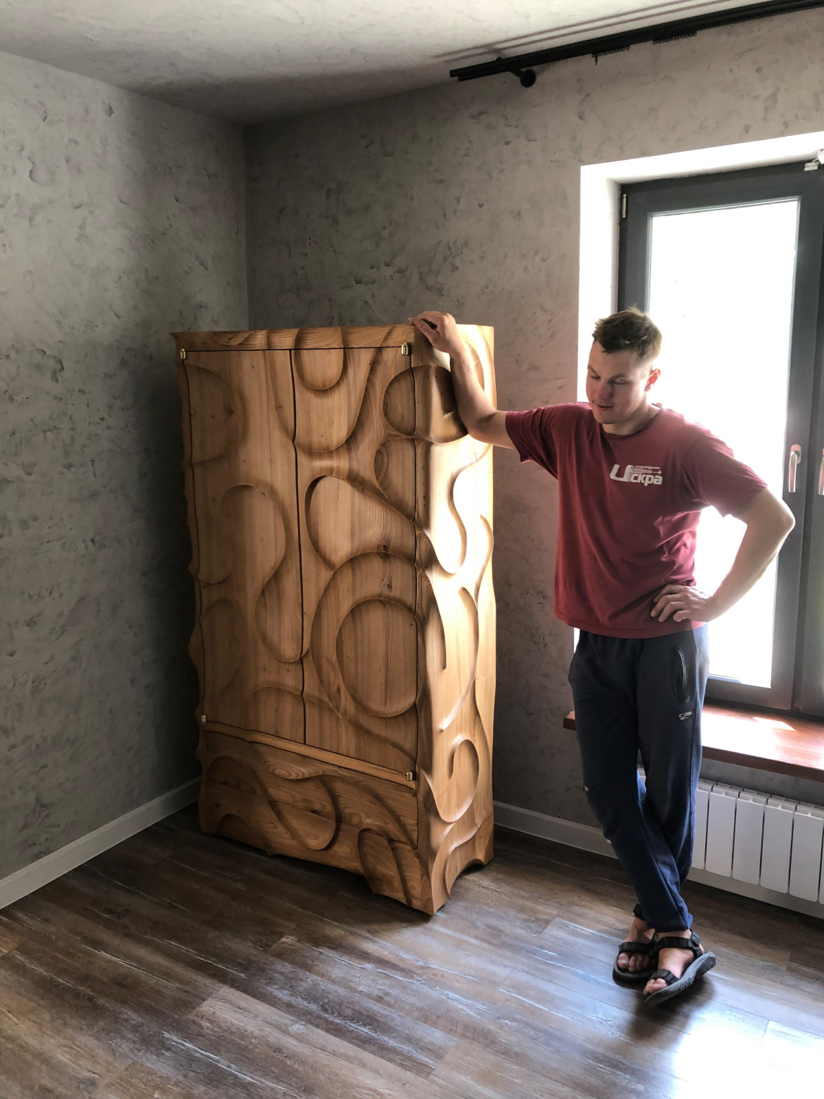 Обложка проекта: Резной винный шкаф.