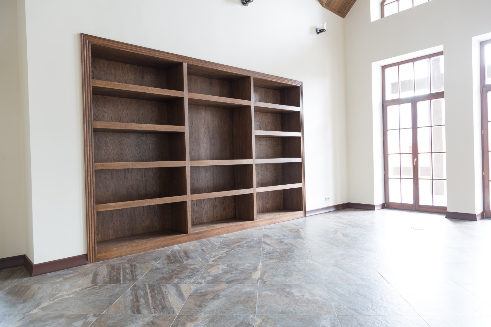 Обложка проекта: Встроенный открытый шкаф в каминной из дуба в масле