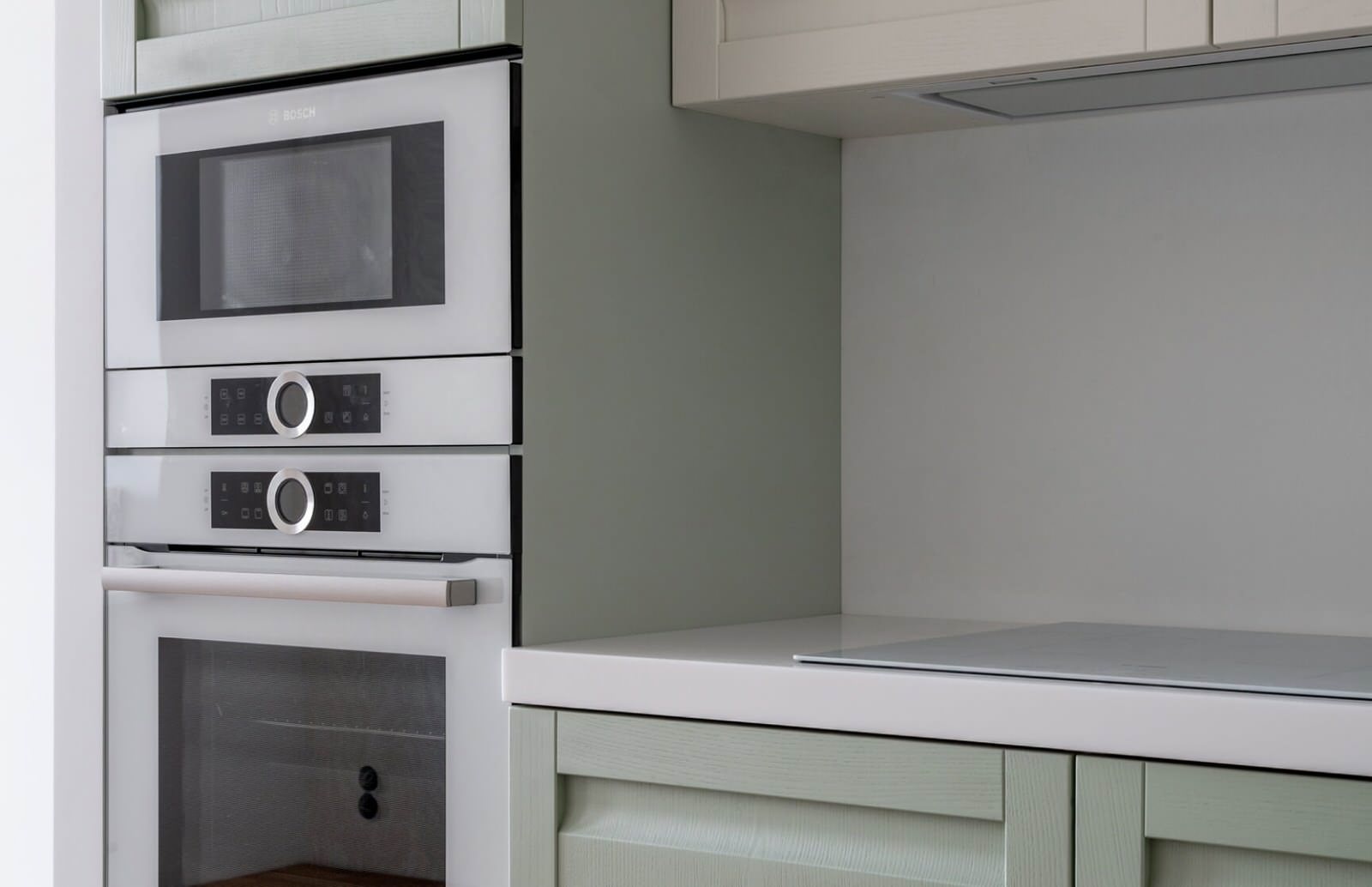 Кухня Натали из массива ясеня в цвете Авалон и Космик Латте от дизайнера