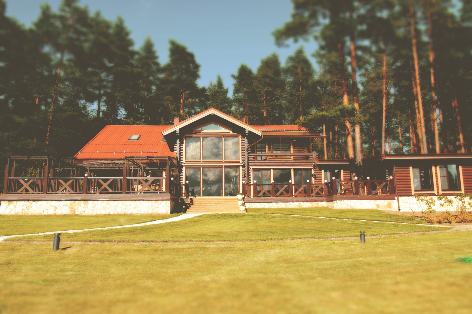 Загородная усадьба у озера.