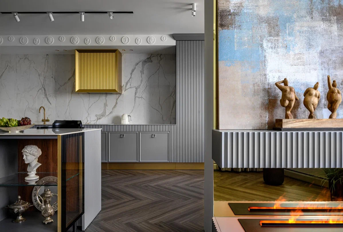 Квартира в стиле фьюжен с золотистой вытяжкой и коллекцией статуэток