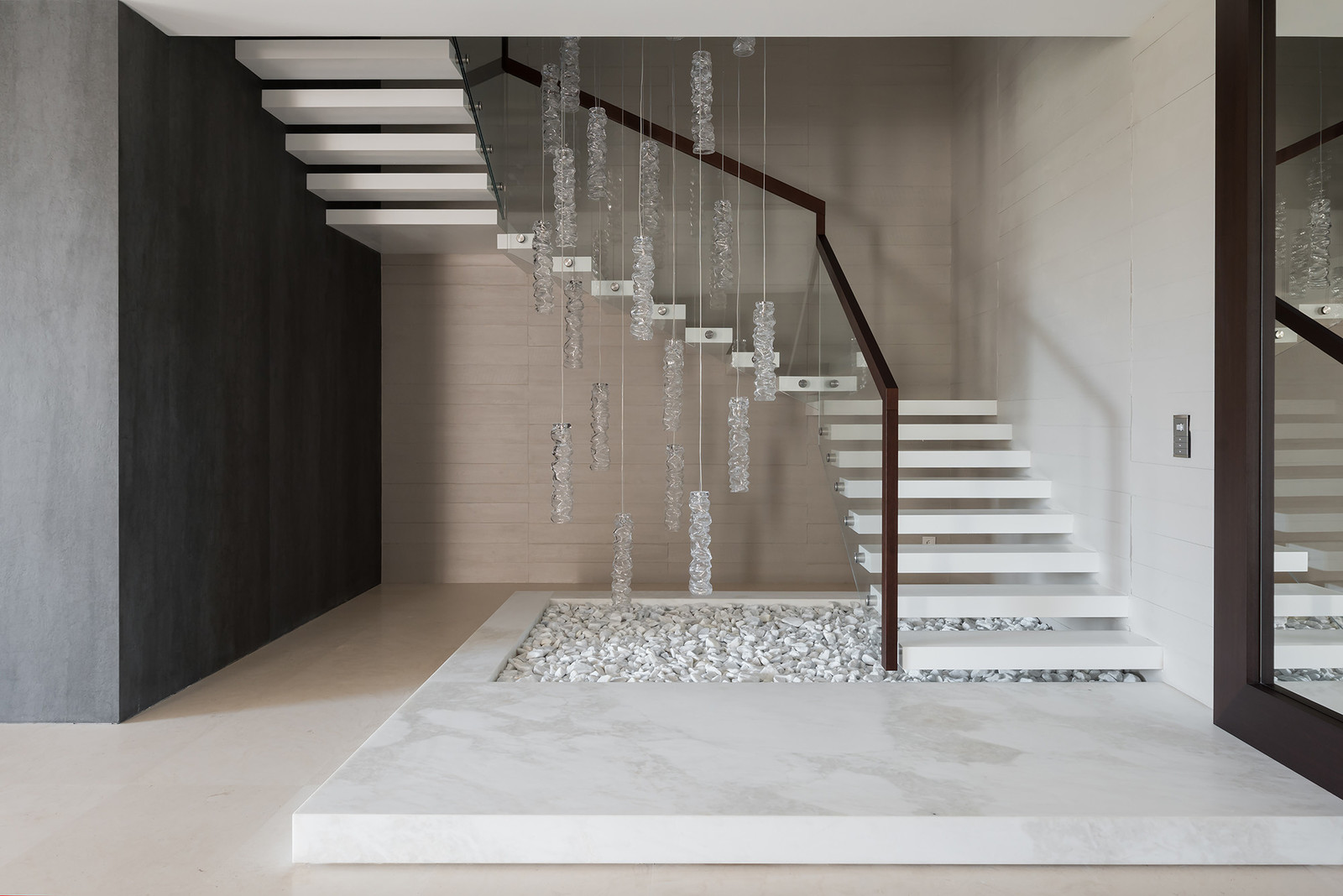 Интерьеры загородного дома в поселке Монтевиль