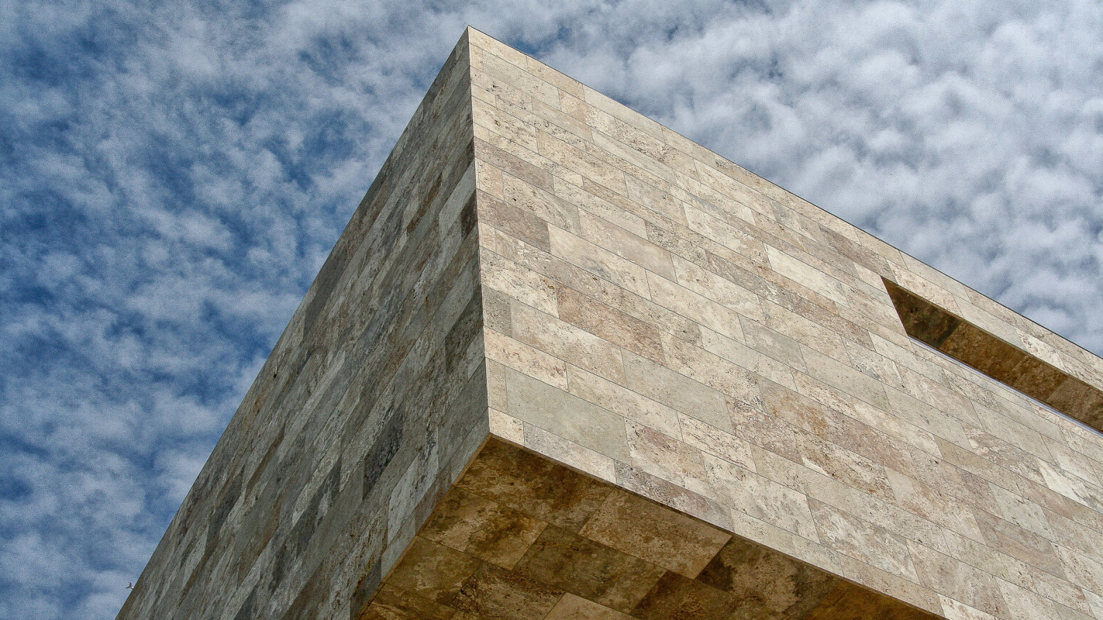 облицовка фасадов травертином из Ирана