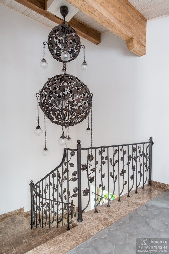 Фотосъёмка кованой лестницы и витражей в загородном доме
