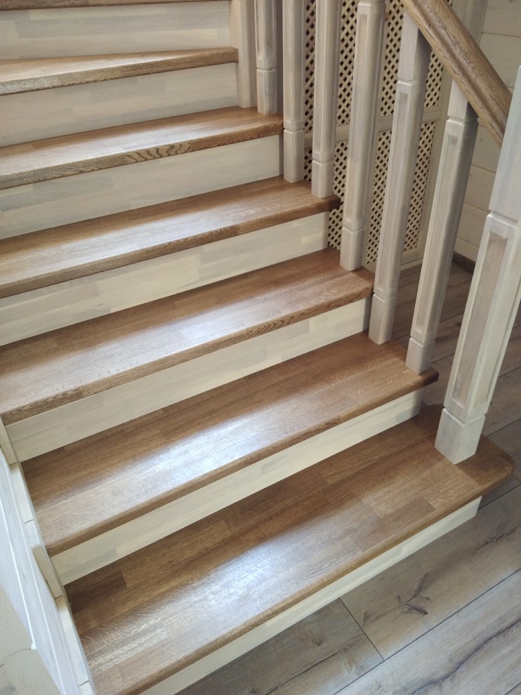 Лестница из дуба в дом из бруса