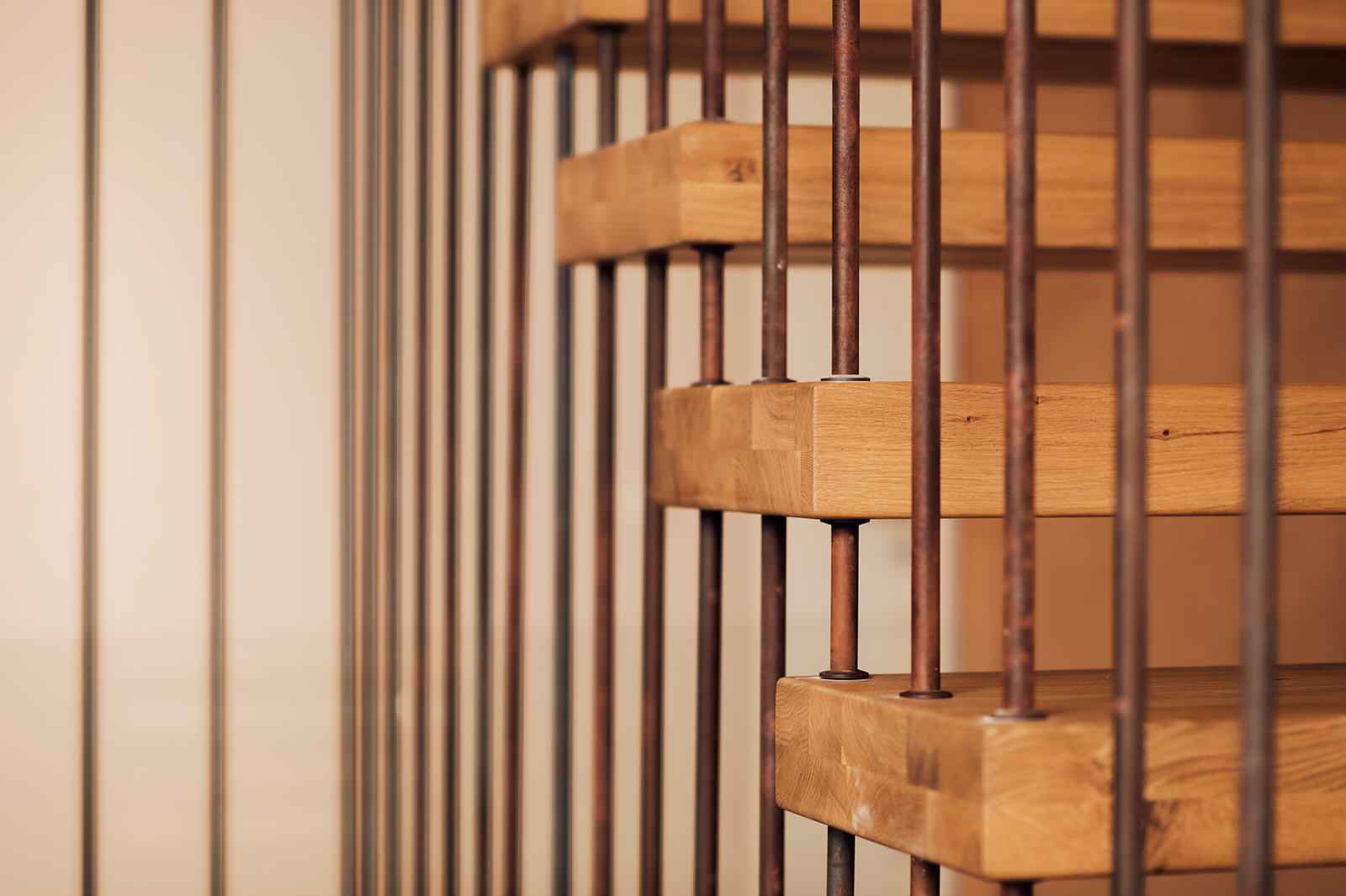 Консольная лестница с элементами ржавчины