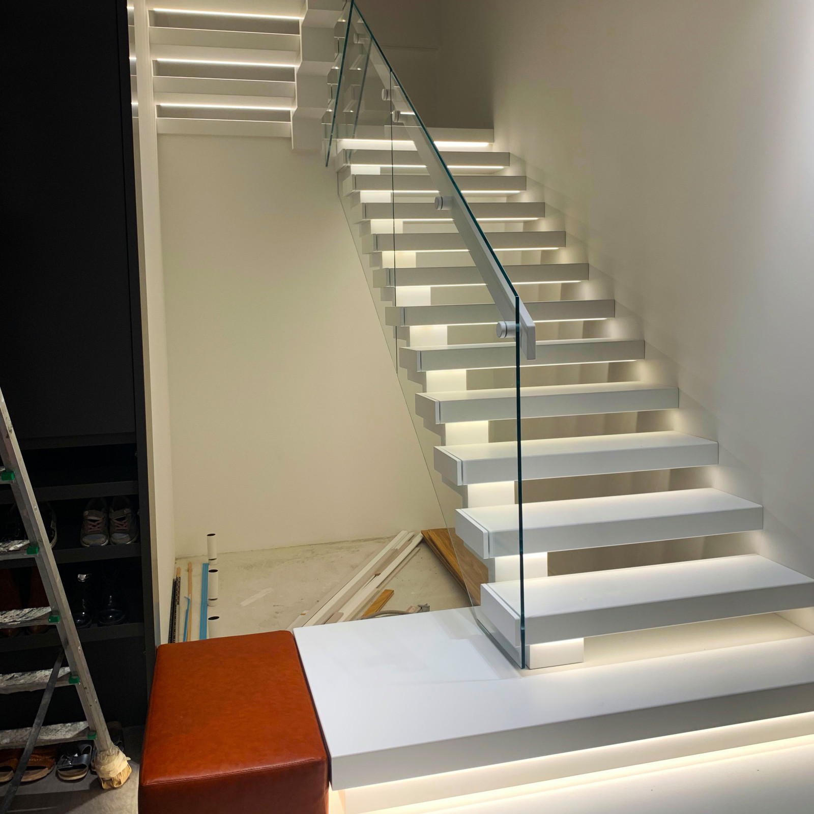 Лестница на косоуре и перила из самонесущего стекла