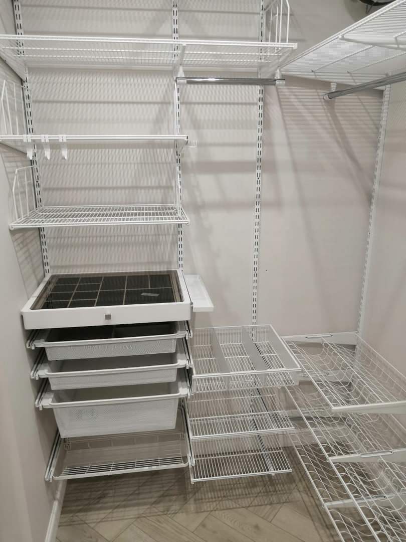 УГЛОВАЯ БЕЛАЯ ГАРДЕРОБНАЯ