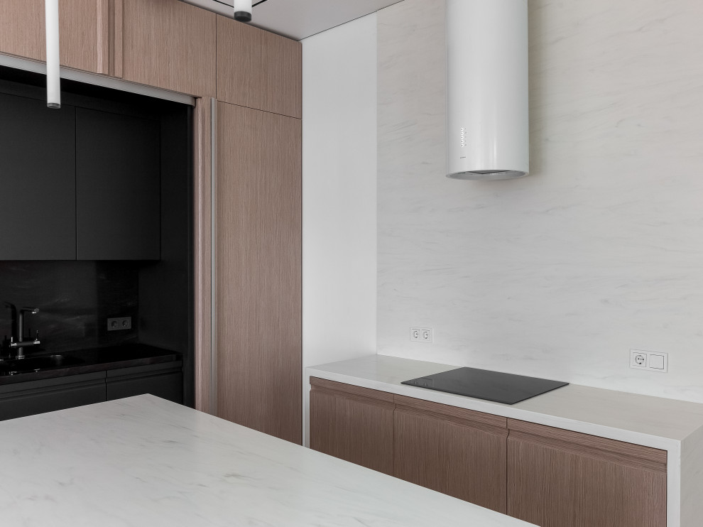 Вид на кухню с варочной панелью, встроенной в подвесную тумбу