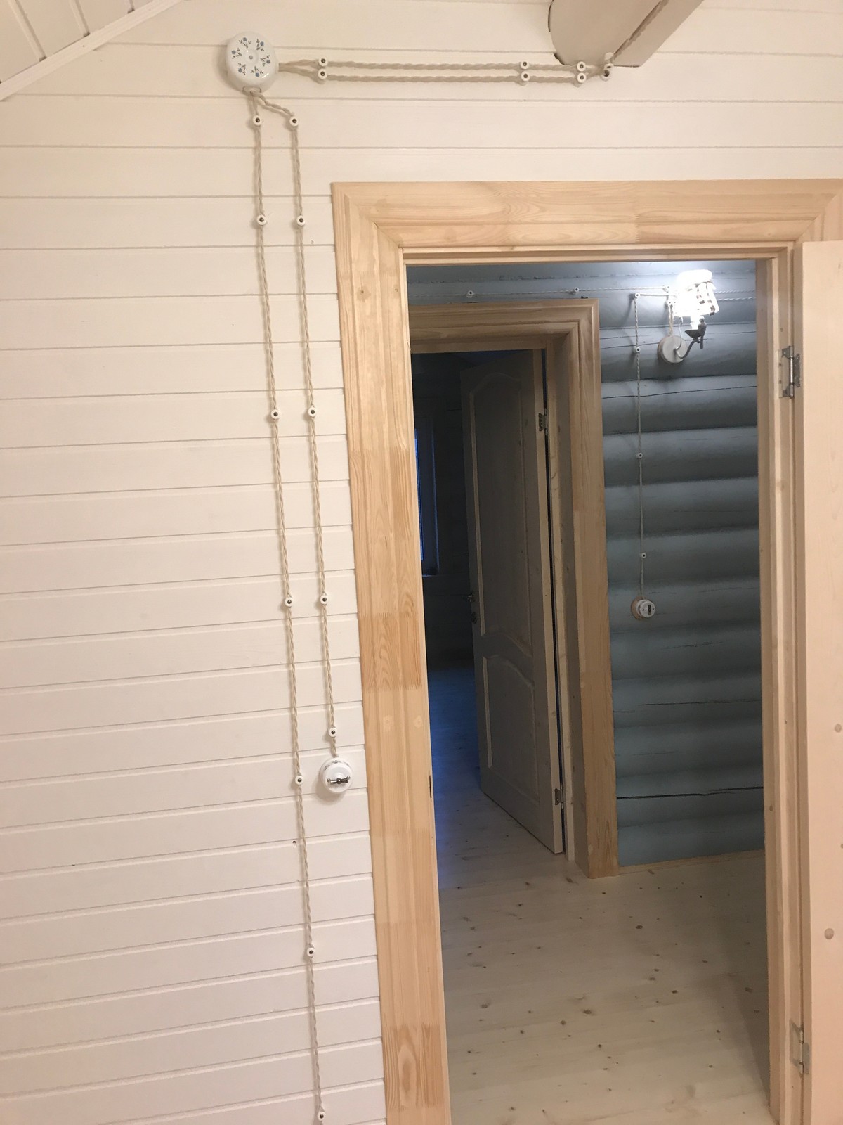 Обложка проекта: Розетки и выключатели в стиле ретро, монтаж в бревенчатом доме