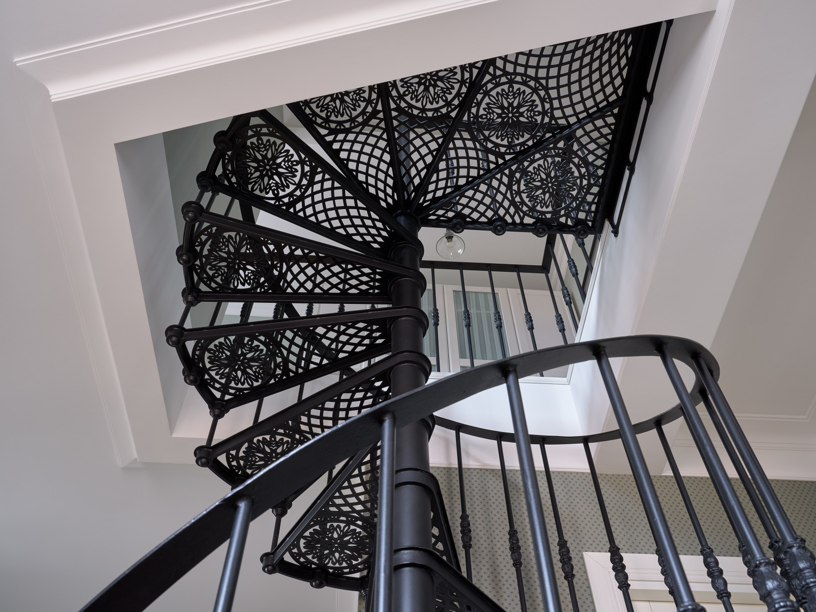 Серый элегантный