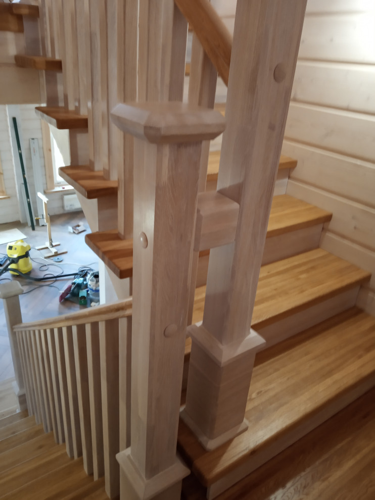 Лестница двухмаршевая из лиственницы с выдвижными ящиками