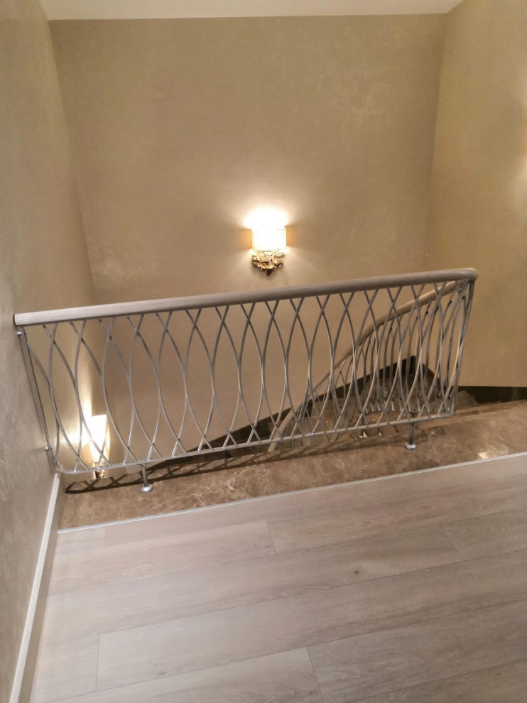 Бетонная лестница с авторским кованным радиусным ограждением