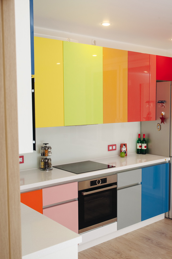 Кухня в стиле "colorful" с глянцевыми фасадами