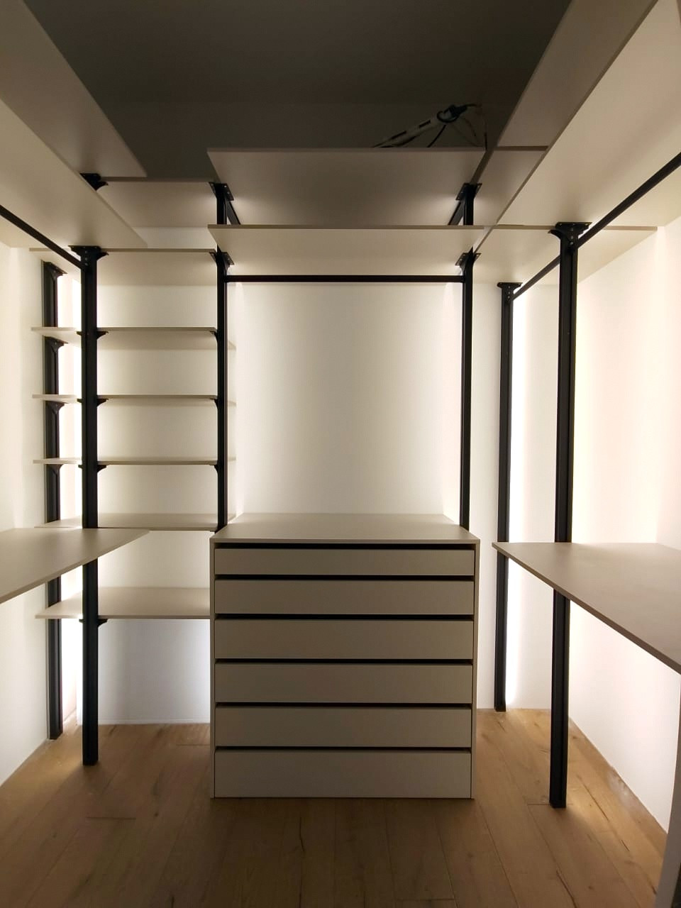 Обложка проекта: Гардеробная профильная в белом цвете.